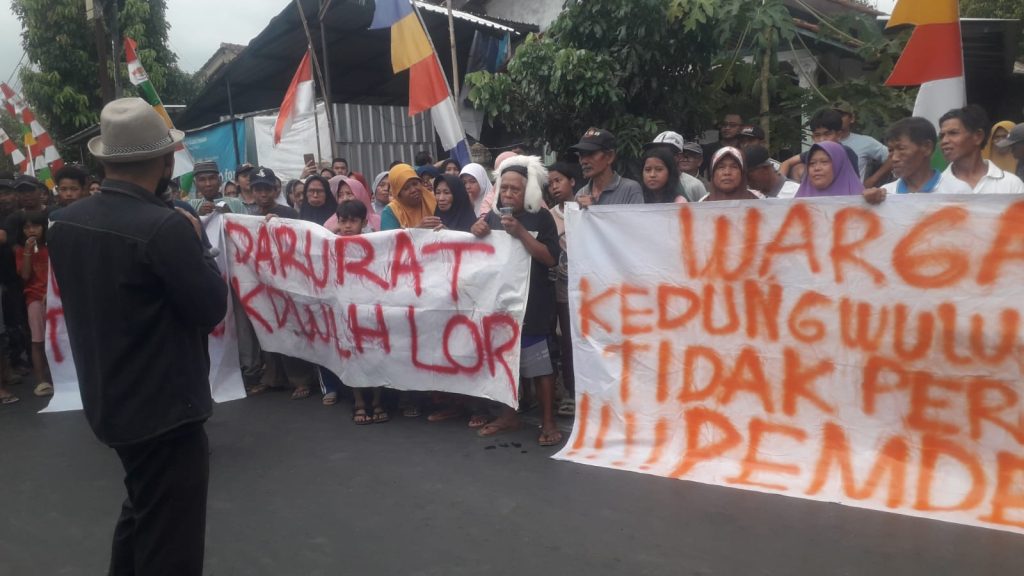 Warga Desa Kedung Wuluh Lor Patikraja Demo Tuntut Perangkat Desa Korupsi Untuk Di Lengserkan